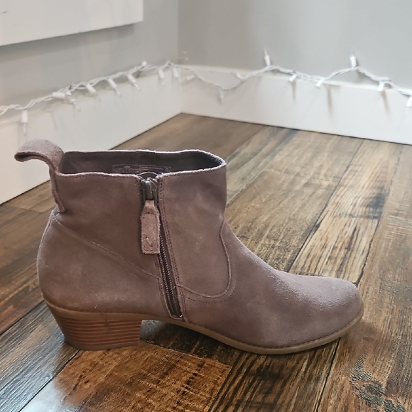 Vionic Women's Buttery Soft‎ Suede Leather Ankle Boots - Picture 10 of 10